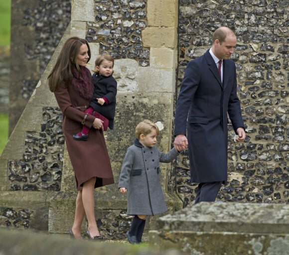Le prince William et Kate Middleton, le prince George de Cambridge et la princesse Charlotte de Cambridge - Cette année, le duc et la duchesse de Cambridge n'ont pas rejoint le reste de la famille royale britannique à Sandringham. Ils ont réveillonné à Englefield, chez les Midlleton, et sont allés en famille à la messe de Noël ce dimanche 25 décembre 2016