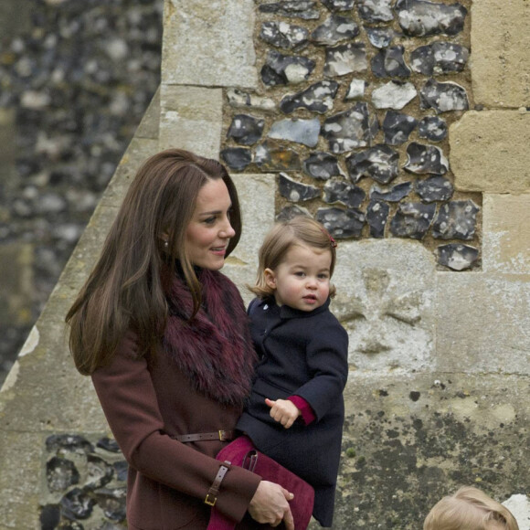 Le prince William et Kate Middleton, le prince George de Cambridge et la princesse Charlotte de Cambridge - Cette année, le duc et la duchesse de Cambridge n'ont pas rejoint le reste de la famille royale britannique à Sandringham. Ils ont réveillonné à Englefield, chez les Midlleton, et sont allés en famille à la messe de Noël ce dimanche 25 décembre 2016