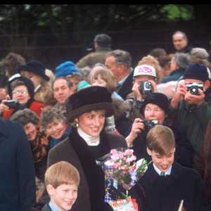 Diana et ses fils les princes William et Harry à la messe de Noël de Sandringham en 1994.