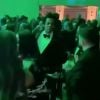 Jay-Z saisit le téléphone d'un inconnu qui le filme. Los Angeles. Le 14 décembre 2019.