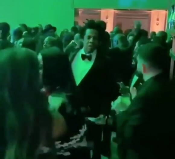 Jay-Z saisit le téléphone d'un inconnu qui le filme. Los Angeles. Le 14 décembre 2019.