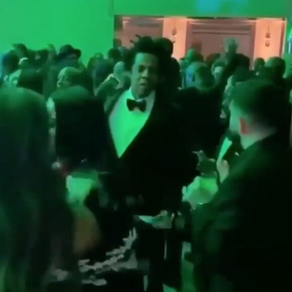 Jay-Z saisit le téléphone d'un inconnu qui le filme. Los Angeles. Le 14 décembre 2019.