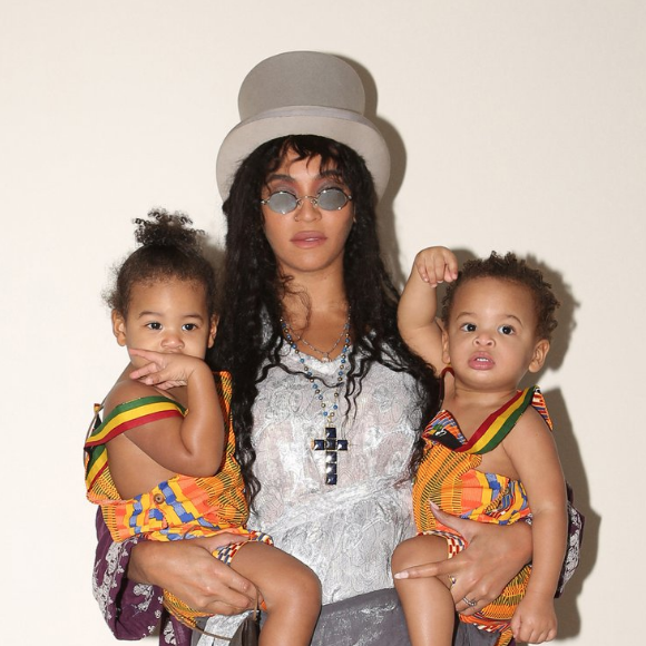 Beyoncé avec ses jumeaux, Rumi et Sir, sur son site officiel. Le 20 septembre 2019.