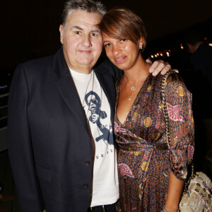 Pierre Ménès et sa femme Mélissa Acosta lors de la soirée d'inauguration du restaurant du groupe d'H.Gaouaoui et du chef N.Tarayre "Splash" au port Van Gogh, en bord de Seine à Asnières, France, le 12 septembre 2019. © Rachid Bellak/Bestimage