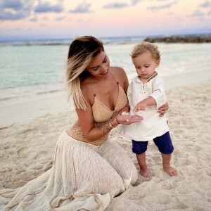 Manon Marsault et son fils Tiago sur une plage du Mexique, le 17 décembre 2019