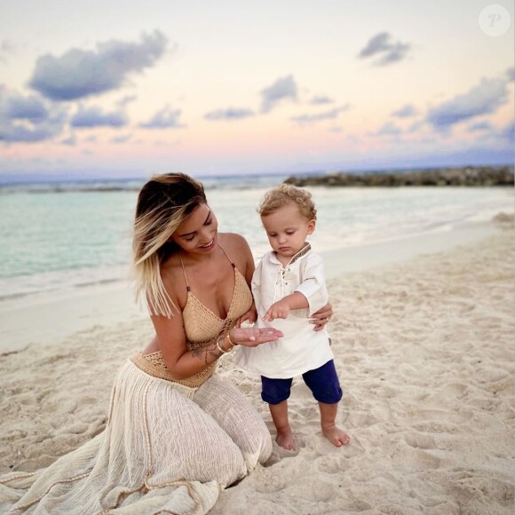 Manon Marsault et son fils Tiago sur une plage du Mexique, le 17 décembre 2019