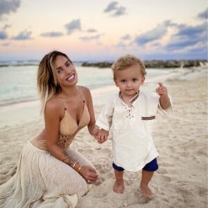 Manon Marsault et son fils Tiago sur une plage du Mexique, le 17 décembre 2019