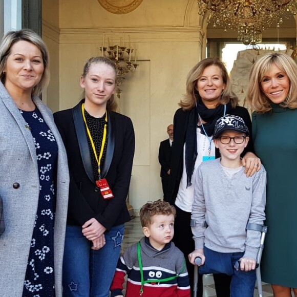 Valérie Trierweiler et Brigitte Macron posent ensemble pour le Noël de l'Elysée, le 18 décembre 2019.