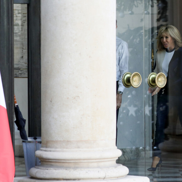 Brigitte Macron repérée dans le hall du palais de l'Elysée quelques heures avant la réception de Noël, le 18 décembre 2019 à Paris. © Stéphane Lemouton / Bestimage