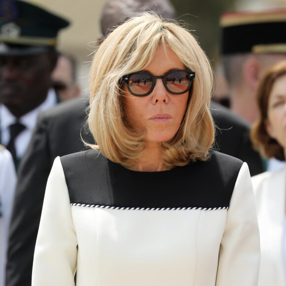 Brigitte Macron, Première dame - Déplacement en Côte d'Ivoire - Hommage aux soldats français et américains morts dans l'exercice de leur mission en Côte D'ivoire le 6.11.2004, Lycée Descarte à Bouaké, le 22 décembre 2019. © Dominique Jacovides / Bestimage Visit to Côte d'Ivoire - Tribute to French and American soldiers who died in the exercise of their mission in Côte d'Ivoire on 6.11.2004, Lycée Descarte in Bouaké, December 22, 2019.22/12/2019 - Bouaké