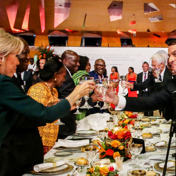 Brigitte Macron, Première dame et son mari Emmanuel Macron, président de la République française - Déplacement en Côte d'Ivoire - Dîner d'Etat offert par le président de la République de Côte d'Ivoire et sa femme en l'honneur du président de la République française et sa femme au Sofitel Hôtel Ivoire à Abidjan le 21 décembre 2019. © Dominique Jacovides / Bestimage