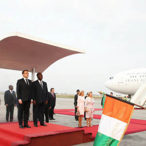 Alassane Ouattara, président de la République de Côte d'Ivoire, Dominique Ouattara, Première dame, Emmanuel Macron, président de la République française, Brigitte Macron, Première dame - Déplacement en Côte d'Ivoire - Arrivée du Président de la République et de sa femme à l'aéroport international Félix Houphouët Boigny à Abidjan le 20 décembre 2019. © Dominique Jacovides / Bestimage