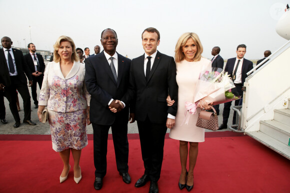 Alassane Ouattara, président de la République de Côte d'Ivoire, Dominique Ouattara, Première dame, Emmanuel Macron, président de la République française, Brigitte Macron, Première dame - Déplacement en Côte d'Ivoire - Arrivée du Président de la République et de sa femme à l'aéroport international Félix Houphouët Boigny à Abidjan le 20 décembre 2019. © Dominique Jacovides / Bestimage