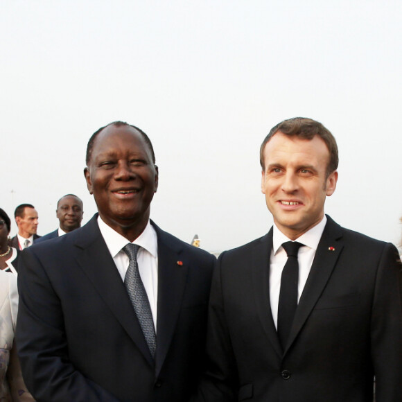 Alassane Ouattara, président de la République de Côte d'Ivoire, Dominique Ouattara, Première dame, Emmanuel Macron, président de la République française, Brigitte Macron, Première dame - Déplacement en Côte d'Ivoire - Arrivée du Président de la République et de sa femme à l'aéroport international Félix Houphouët Boigny à Abidjan le 20 décembre 2019. © Dominique Jacovides / Bestimage
