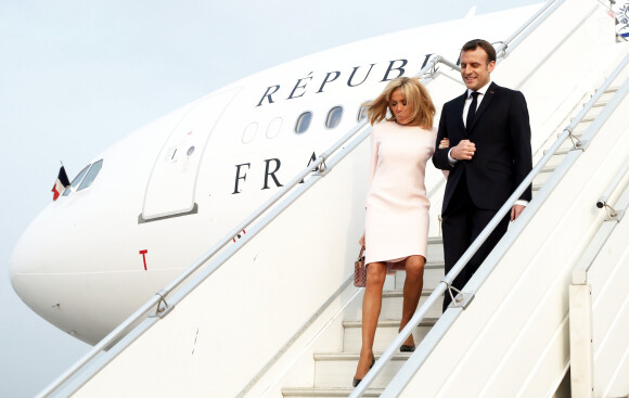 Brigitte Macron, Première dame et son mari Emmanuel Macron, président de la République française - Déplacement en Côte d'Ivoire - Arrivée du Président de la République et de sa femme à l'aéroport international Félix Houphouët Boigny à Abidjan le 20 décembre 2019. © Dominique Jacovides / Bestimage