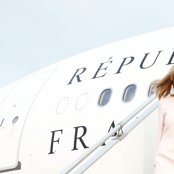 Brigitte Macron, Première dame et son mari Emmanuel Macron, président de la République française - Déplacement en Côte d'Ivoire - Arrivée du Président de la République et de sa femme à l'aéroport international Félix Houphouët Boigny à Abidjan le 20 décembre 2019. © Dominique Jacovides / Bestimage