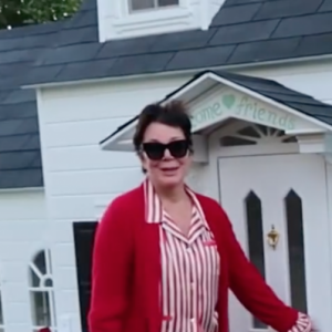 Kylie Jenner et sa mère Kris Jenner offrent une maison pour enfant à Stormi. Décembre 2019.