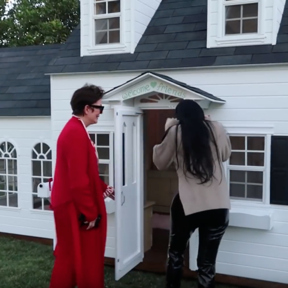 Kylie Jenner et sa mère Kris Jenner offrent une maison pour enfant à Stormi. Décembre 2019.