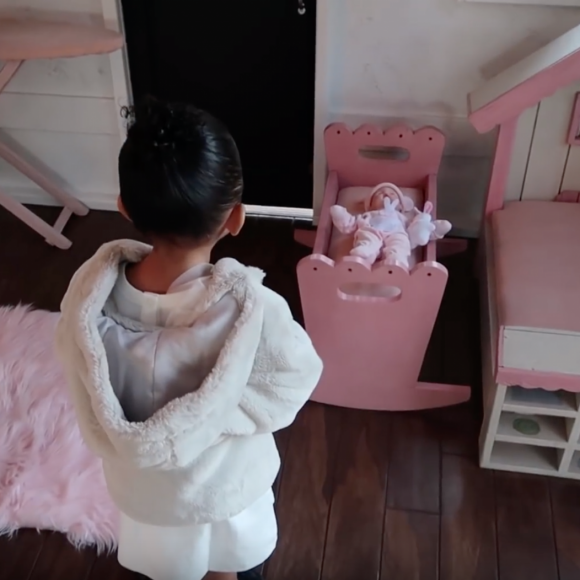 Kylie Jenner et sa mère Kris Jenner offrent une maison pour enfant à Stormi. Décembre 2019.