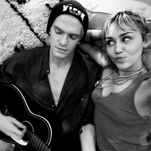 Miley Cyrus et Cody Simpson le 25 décembre 2019 sur Instagram.