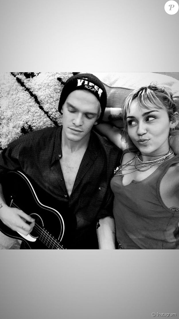 Miley Cyrus et Cody Simpson le 25 décembre 2019 sur Instagram.