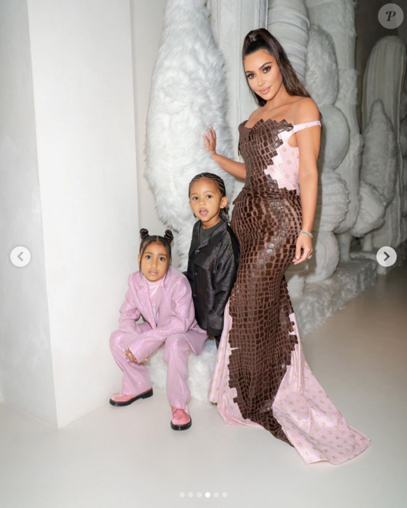 Kim Kardashian et ses enfants North et Saint West ont assisté à la soirée du réveillon de Noël des Kardashian, chez Kourtney Kardashian. Los Angeles, le 24 décembre 2019.