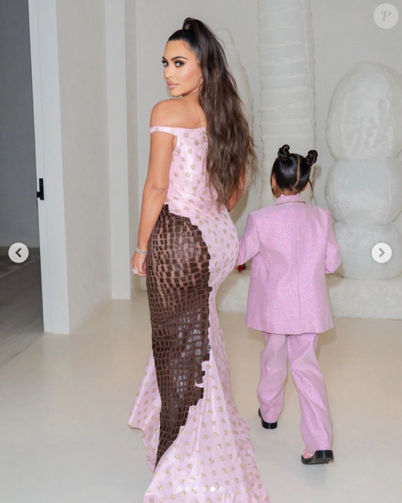 Kim Kardashian et sa fille North ont assisté à la soirée du réveillon de Noël des Kardashian, chez Kourtney Kardashian. Los Angeles, le 24 décembre 2019.