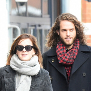 Exclusif - Emma Watson se promène à Londres avec un jeune homme mystérieux. Le 20 décembre 2019.