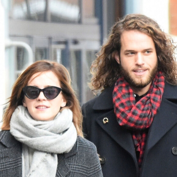 Exclusif - Emma Watson se promène à Londres avec un jeune homme mystérieux. Le 20 décembre 2019.