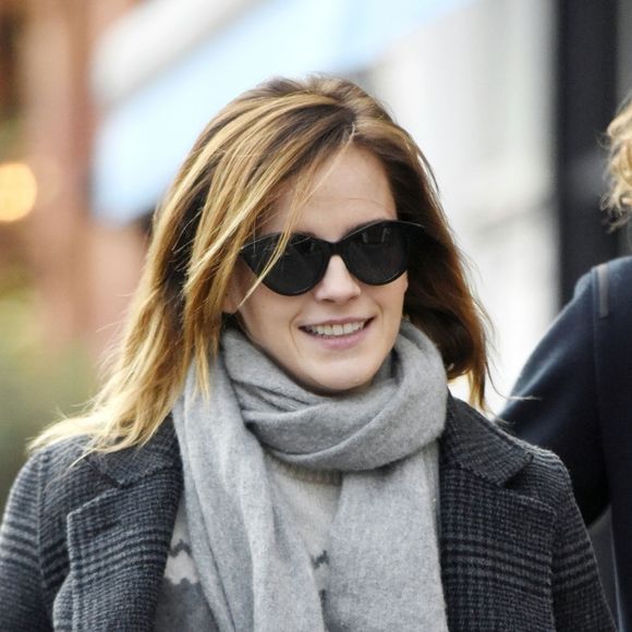 Exclusif - Emma Watson se promène à Londres avec un jeune homme mystérieux. Le 20 décembre 2019.