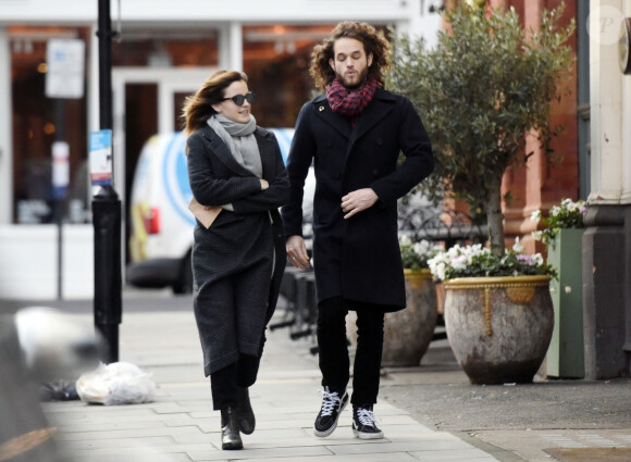 Exclusif - Emma Watson se promène à Londres avec un jeune homme mystérieux. Le 20 décembre 2019.