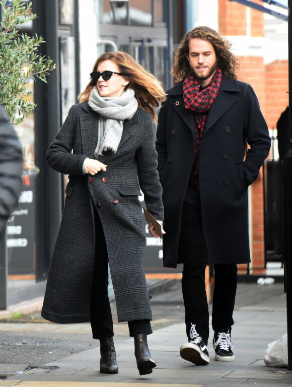 Exclusif - Emma Watson se promène à Londres avec un jeune homme mystérieux. Le 20 décembre 2019.