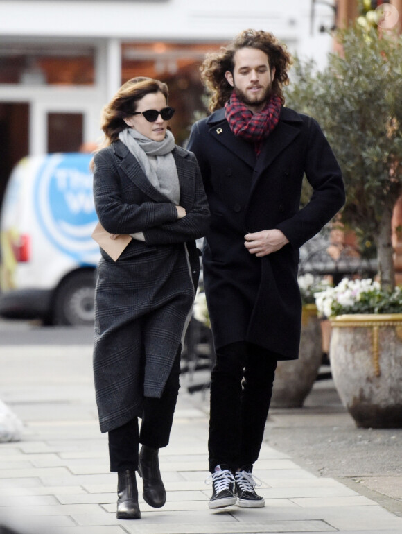 Exclusif - Emma Watson se promène à Londres avec un jeune homme mystérieux. Le 20 décembre 2019.