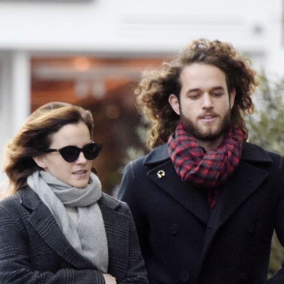 Exclusif - Emma Watson se promène à Londres avec un jeune homme mystérieux. Le 20 décembre 2019.