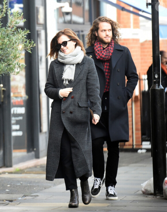 Exclusif - Emma Watson se promène à Londres avec un jeune homme mystérieux. Le 20 décembre 2019.