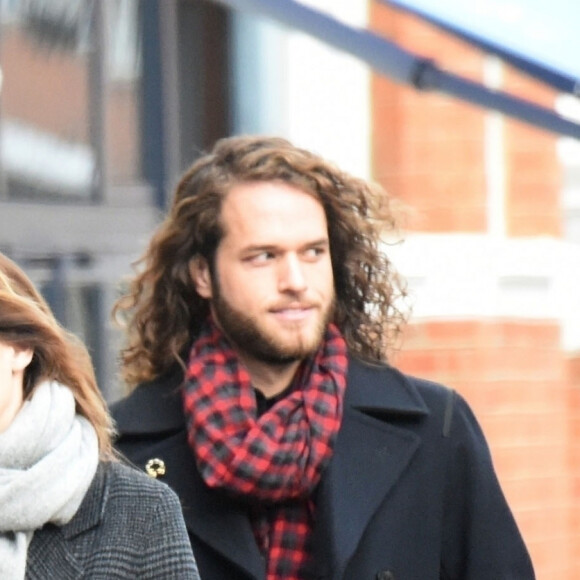 Exclusif - Emma Watson se promène à Londres avec un jeune homme mystérieux. Le 20 décembre 2019.