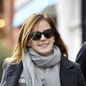 Exclusif - Emma Watson se promène à Londres avec un jeune homme mystérieux. Le 20 décembre 2019.