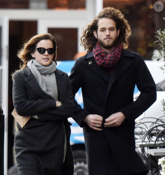 Exclusif - Emma Watson se promène à Londres avec un jeune homme mystérieux. Le 20 décembre 2019.