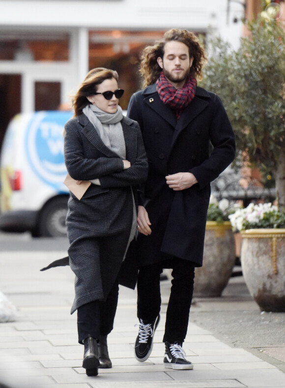 Exclusif - Emma Watson se promène à Londres avec un jeune homme mystérieux. Le 20 décembre 2019.