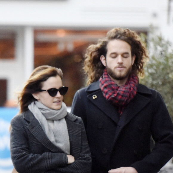 Exclusif - Emma Watson se promène à Londres avec un jeune homme mystérieux. Le 20 décembre 2019.