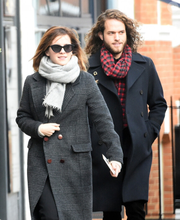 Exclusif - Emma Watson se promène à Londres avec un jeune homme mystérieux. Le 20 décembre 2019.