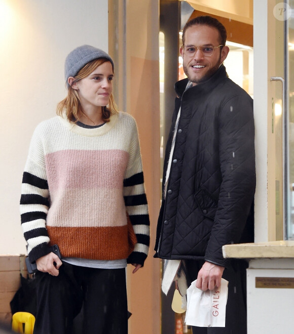 Exclusif - Emma Watson embrasse passionnément un mystérieux inconnu dans les rues de Londres.