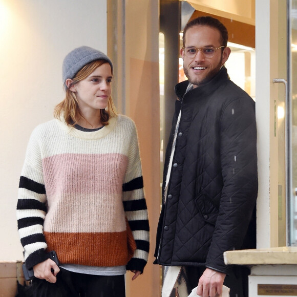 Exclusif - Emma Watson embrasse passionnément un mystérieux inconnu dans les rues de Londres.