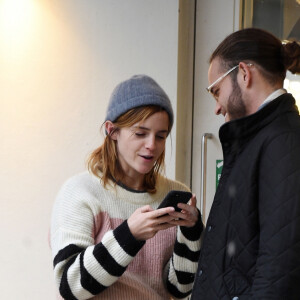 Exclusif - Emma Watson embrasse passionnément un mystérieux inconnu dans les rues de Londres.