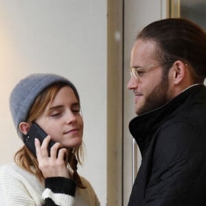 Exclusif - Emma Watson embrasse passionnément un mystérieux inconnu dans les rues de Londres.