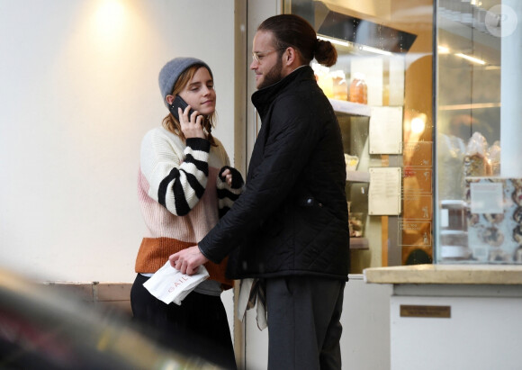 Exclusif - Emma Watson embrasse passionnément un mystérieux inconnu dans les rues de Londres.