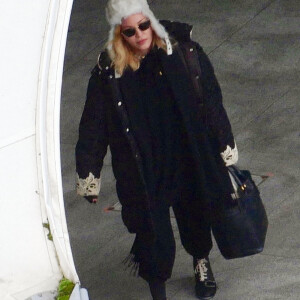 Madonna et son supposé nouveau compagnon Ahlamalik Williams arrivent à l'aéroport de Londres le 28 décembre 2019. Lourdes sort avec eux de l'aéroport et tout le monde embarque dans la même voiture.