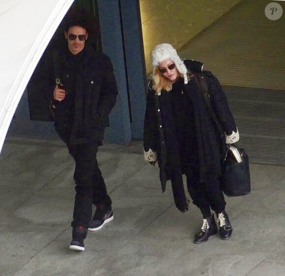 Madonna et son supposé nouveau compagnon Ahlamalik Williams arrivent à l'aéroport de Londres le 28 décembre 2019. Lourdes sort avec eux de l'aéroport et tout le monde embarque dans la même voiture.