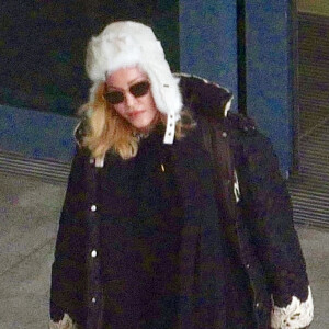 Madonna et son supposé nouveau compagnon Ahlamalik Williams arrivent à l'aéroport de Londres le 28 décembre 2019.