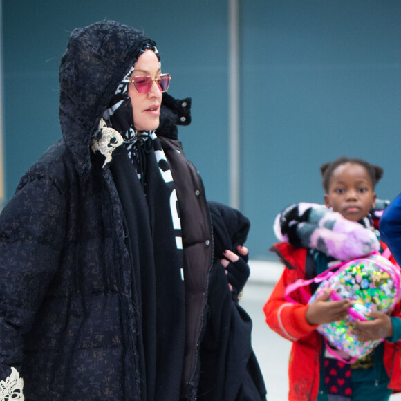 Madonna et son supposé compagnon Ahlamalik Williams à l'aéroport de New York le 27 décembe 2019. Elle est aussi accompagnée par ses jumelles Estere et Stella.